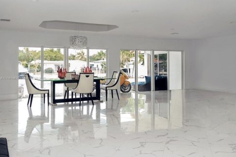 House in North Miami, Florida 4 bedrooms, 297.66 sq.m. № 1712116 - photo 9