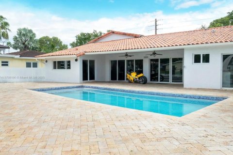 House in North Miami, Florida 4 bedrooms, 297.66 sq.m. № 1712116 - photo 5