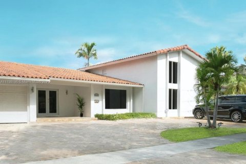 House in North Miami, Florida 4 bedrooms, 297.66 sq.m. № 1712116 - photo 7