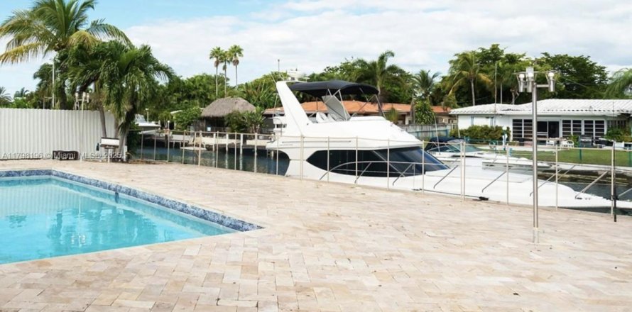House in North Miami, Florida 4 bedrooms, 297.66 sq.m. № 1712116