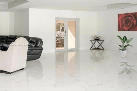 House in North Miami, Florida 4 bedrooms, 297.66 sq.m. № 1712116 - photo 8