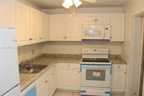 Condo in Lauderdale Lakes, Florida, 2 bedrooms  № 1788652 - photo 9