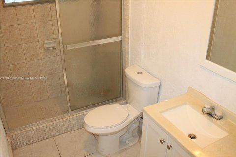 Condo in Lauderdale Lakes, Florida, 2 bedrooms  № 1788652 - photo 10