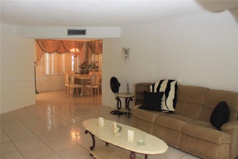 Condo in Lauderdale Lakes, Florida, 2 bedrooms  № 1788652 - photo 1
