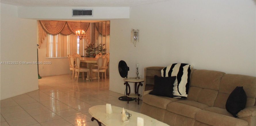 Condo in Lauderdale Lakes, Florida, 2 bedrooms  № 1788652