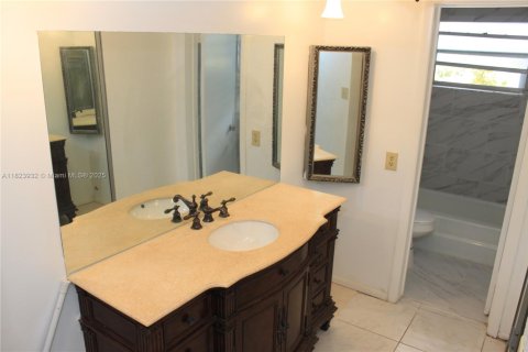 Condo in Lauderdale Lakes, Florida, 2 bedrooms  № 1788652 - photo 7