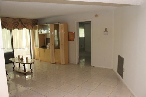 Condo in Lauderdale Lakes, Florida, 2 bedrooms  № 1788652 - photo 3