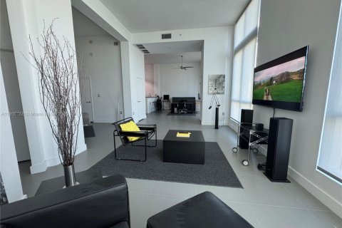 Condominio en Miami, Florida, 1 dormitorio  № 2013484