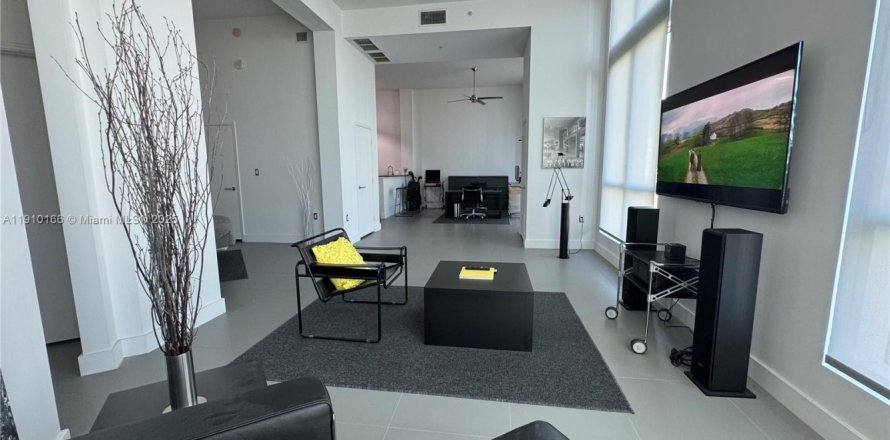 Condominio en Miami, Florida, 1 dormitorio  № 2013484