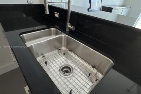 Condominio en venta en Miami, Florida, 1 dormitorio, 88.91 m2 № 2013484 - foto 7
