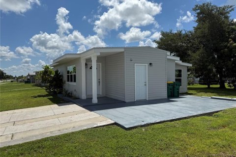 House in Port Charlotte, Florida 2 bedrooms, 89 sq.m. № 1885792 - photo 2