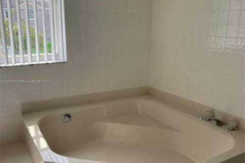 Touwnhouse à louer à Miami, Floride: 3 chambres, 197.7 m2 № 1964590 - photo 14