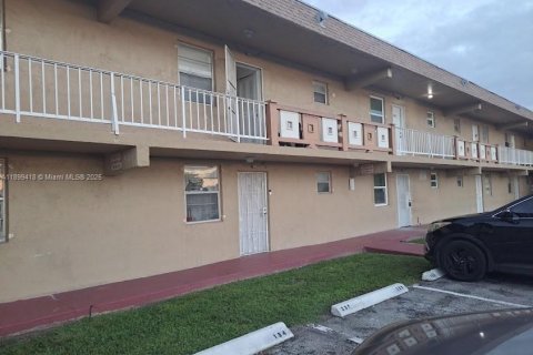 Кондоминиум с 1 спальней в Майами-Гарденс, Флорида № 1951267