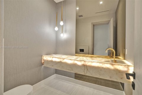 Villa ou maison à vendre à Miami, Floride: 7 chambres, 681.81 m2 № 2173582 - photo 16