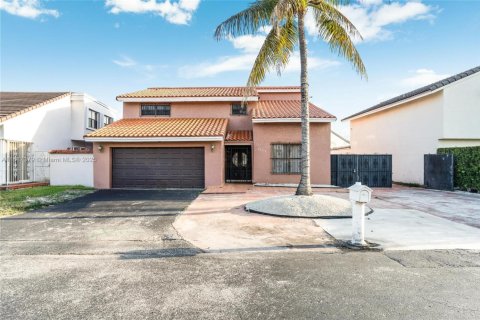 House in Miami, Florida 4 bedrooms, 183.11 sq.m. № 1860716 - photo 1