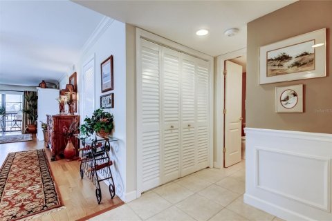 Condo in Seminole, Florida, 2 bedrooms  № 2207467 - photo 13