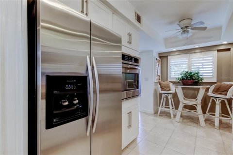 Condo in Seminole, Florida, 2 bedrooms  № 2207467 - photo 11