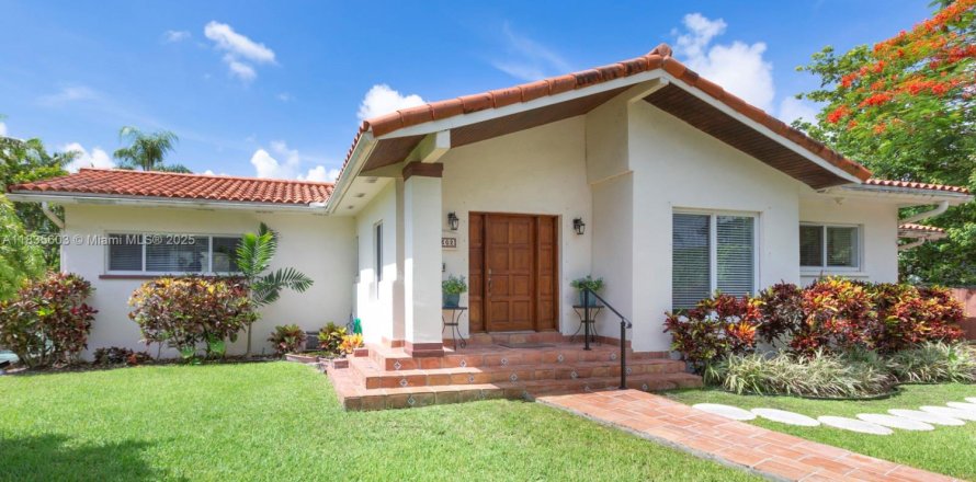 Casa en South Miami, Florida 3 dormitorios, 164.25 m2 № 1855381