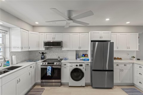 Снять в аренду кондоминиум в Форт-Лодердейл, Флорида 2 спальни, 134.71м2, № 1987601 - фото 3