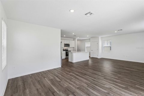House in Davenport, Florida 4 bedrooms, 214.14 sq.m. № 2258398 - photo 5