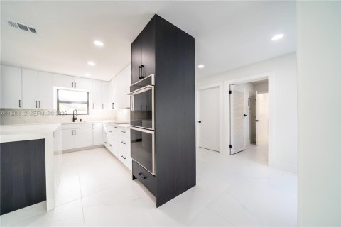 Villa ou maison à vendre à Miami Gardens, Floride: 4 chambres, 274.71 m2 № 1989134 - photo 11