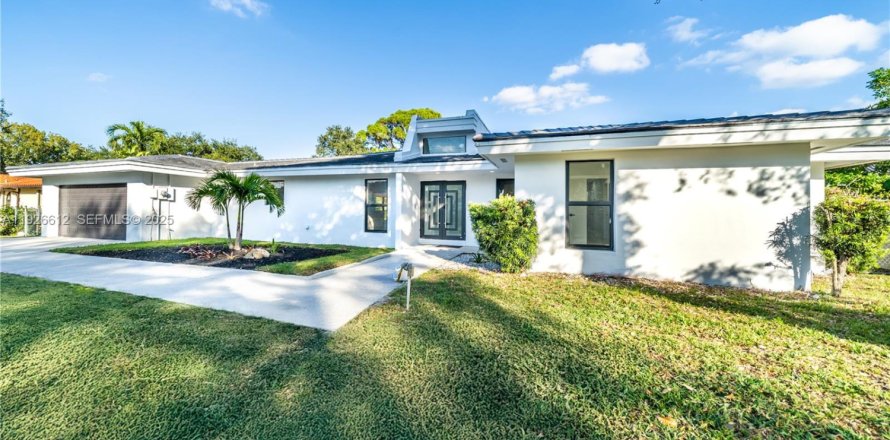 Villa ou maison à Miami Gardens, Floride 4 chambres, 274.71 m2 № 1989134