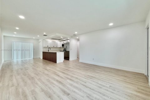 Купить виллу или дом в Майами, Флорида 2 спальни, 89.56м2, № 2086909 - фото 11