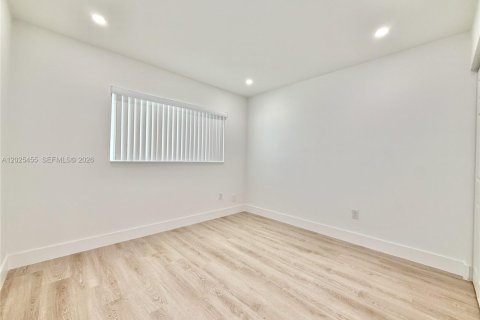 Купить виллу или дом в Майами, Флорида 2 спальни, 89.56м2, № 2086909 - фото 15