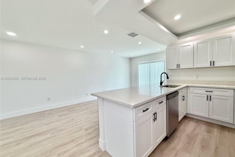 Купить виллу или дом в Майами, Флорида 2 спальни, 89.56м2, № 2086909 - фото 9