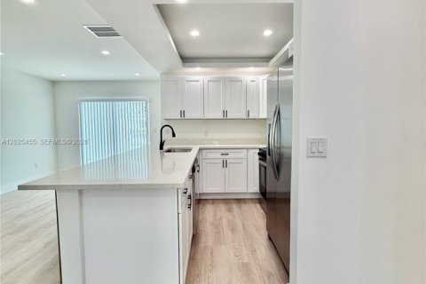 Купить виллу или дом в Майами, Флорида 2 спальни, 89.56м2, № 2086909 - фото 8