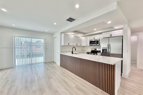 Купить виллу или дом в Майами, Флорида 2 спальни, 89.56м2, № 2086909 - фото 7