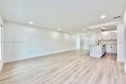 Купить виллу или дом в Майами, Флорида 2 спальни, 89.56м2, № 2086909 - фото 5