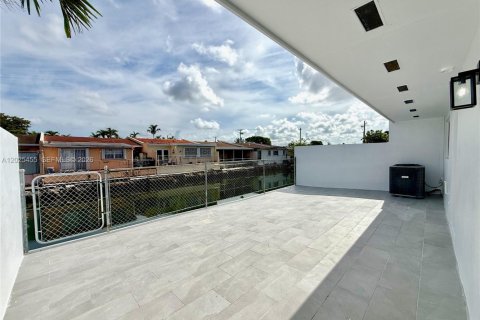 Купить виллу или дом в Майами, Флорида 2 спальни, 89.56м2, № 2086909 - фото 19