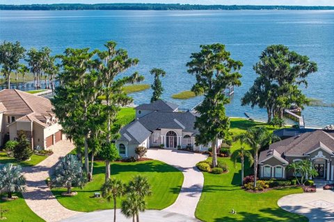 House in Yalaha, Florida 4 bedrooms, 398.36 sq.m. № 2098602