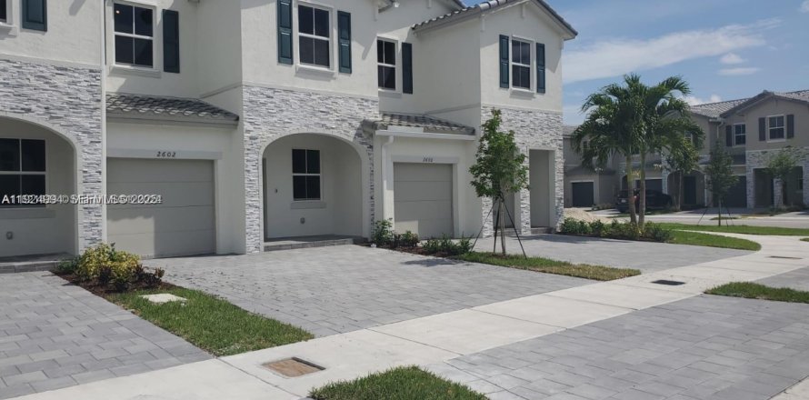 Adosado en Homestead, Florida 3 dormitorios, 157.47 m2 № 1986641