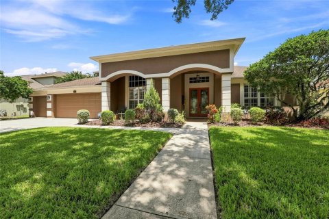 House in Tampa, Florida 4 bedrooms, 327.02 sq.m. № 2306145 - photo 6