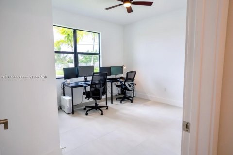 Снять в аренду виллу или дом в Хомстед, Флорида 4 спальни, 235.32м2, № 1963229 - фото 13