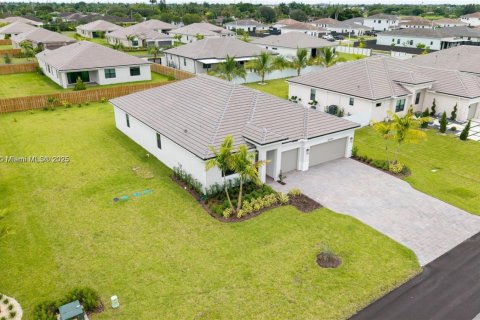 Снять в аренду виллу или дом в Хомстед, Флорида 4 спальни, 235.32м2, № 1963229 - фото 20