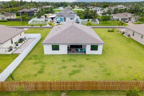 Снять в аренду виллу или дом в Хомстед, Флорида 4 спальни, 235.32м2, № 1963229 - фото 26