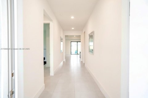 Снять в аренду виллу или дом в Хомстед, Флорида 4 спальни, 235.32м2, № 1963229 - фото 4