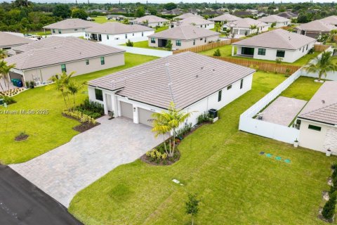 Снять в аренду виллу или дом в Хомстед, Флорида 4 спальни, 235.32м2, № 1963229 - фото 22