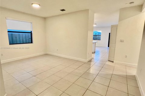 House in Miami, Florida 4 bedrooms, 176.14 sq.m. № 1802675 - photo 3