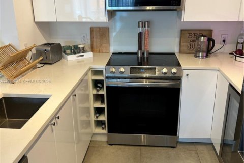 Снять в аренду кондоминиум в Майами-Бич, Флорида 2 спальни, 104.98м2, № 1990707 - фото 2