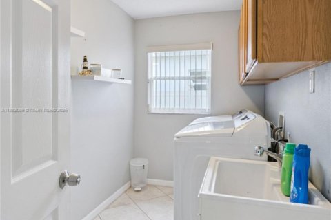 Casa en venta en Kissimmee, Florida, 4 dormitorios, 248.89 m2 № 1932173 - foto 22