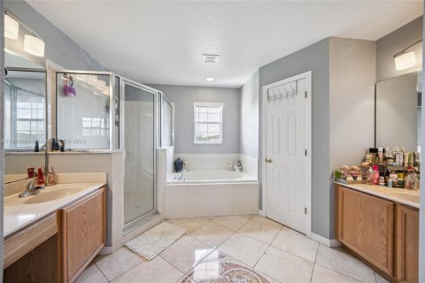 Casa en venta en Kissimmee, Florida, 4 dormitorios, 248.89 m2 № 1932173 - foto 6