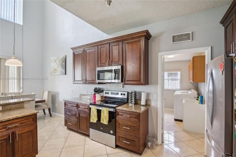 Casa en venta en Kissimmee, Florida, 4 dormitorios, 248.89 m2 № 1932173 - foto 18