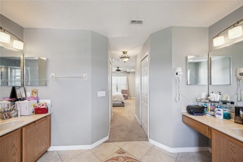 Casa en venta en Kissimmee, Florida, 4 dormitorios, 248.89 m2 № 1932173 - foto 7