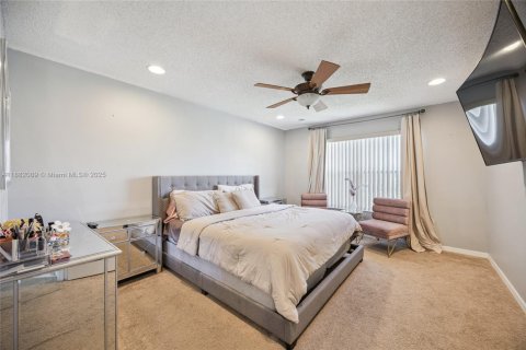 Casa en venta en Kissimmee, Florida, 4 dormitorios, 248.89 m2 № 1932173 - foto 4