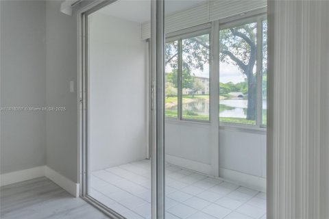 Condo in Coconut Creek, Florida, 2 bedrooms  № 1770488 - photo 13