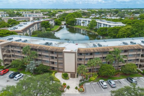 Condo in Coconut Creek, Florida, 2 bedrooms  № 1770488 - photo 1
